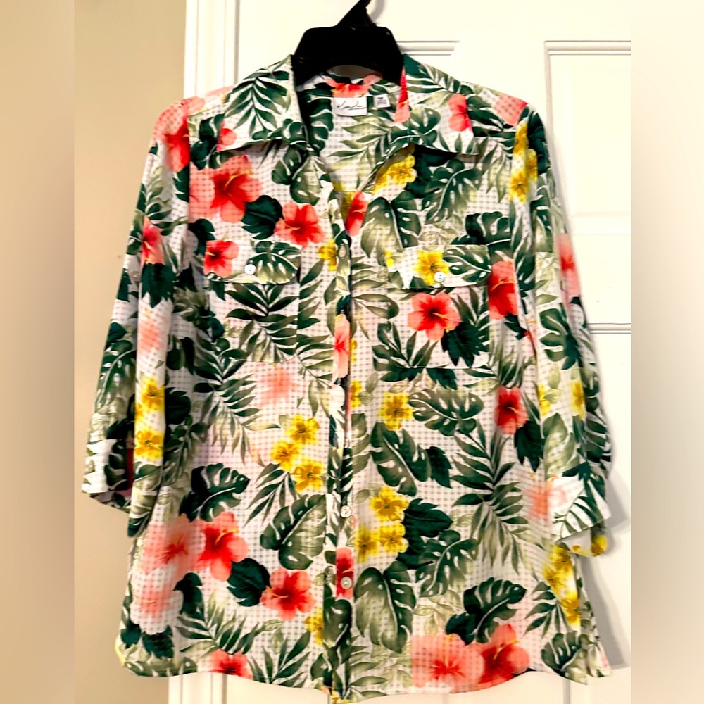 Kim Rogers petite medium floral palm shirt. Tropical Jungle type print